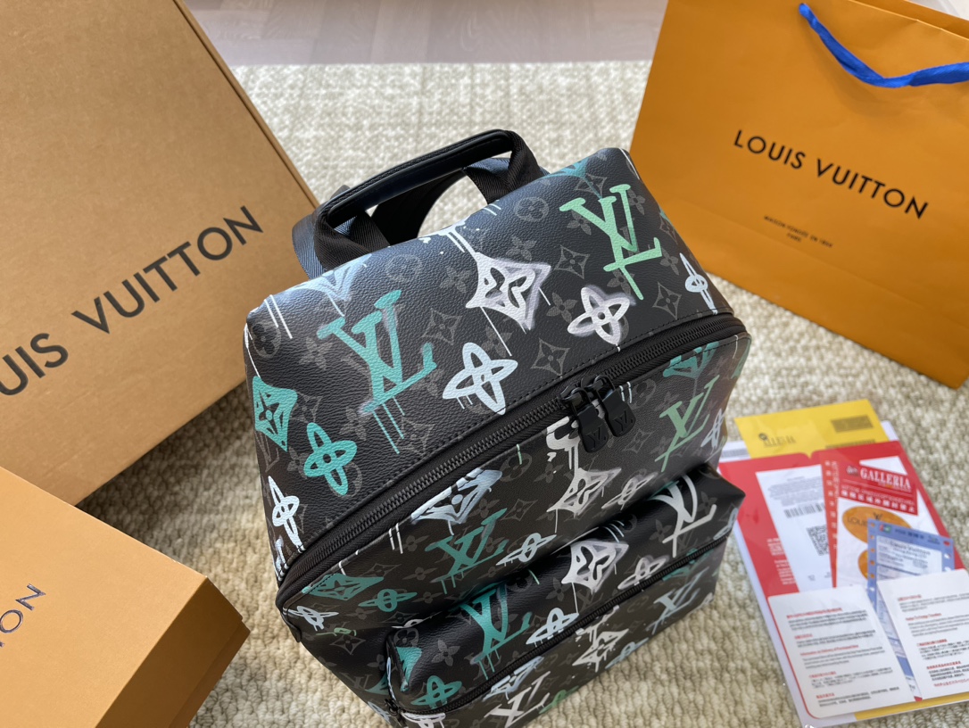 Louis Vuitton Discovery Backpack Graffiti Green 36Cm M21395