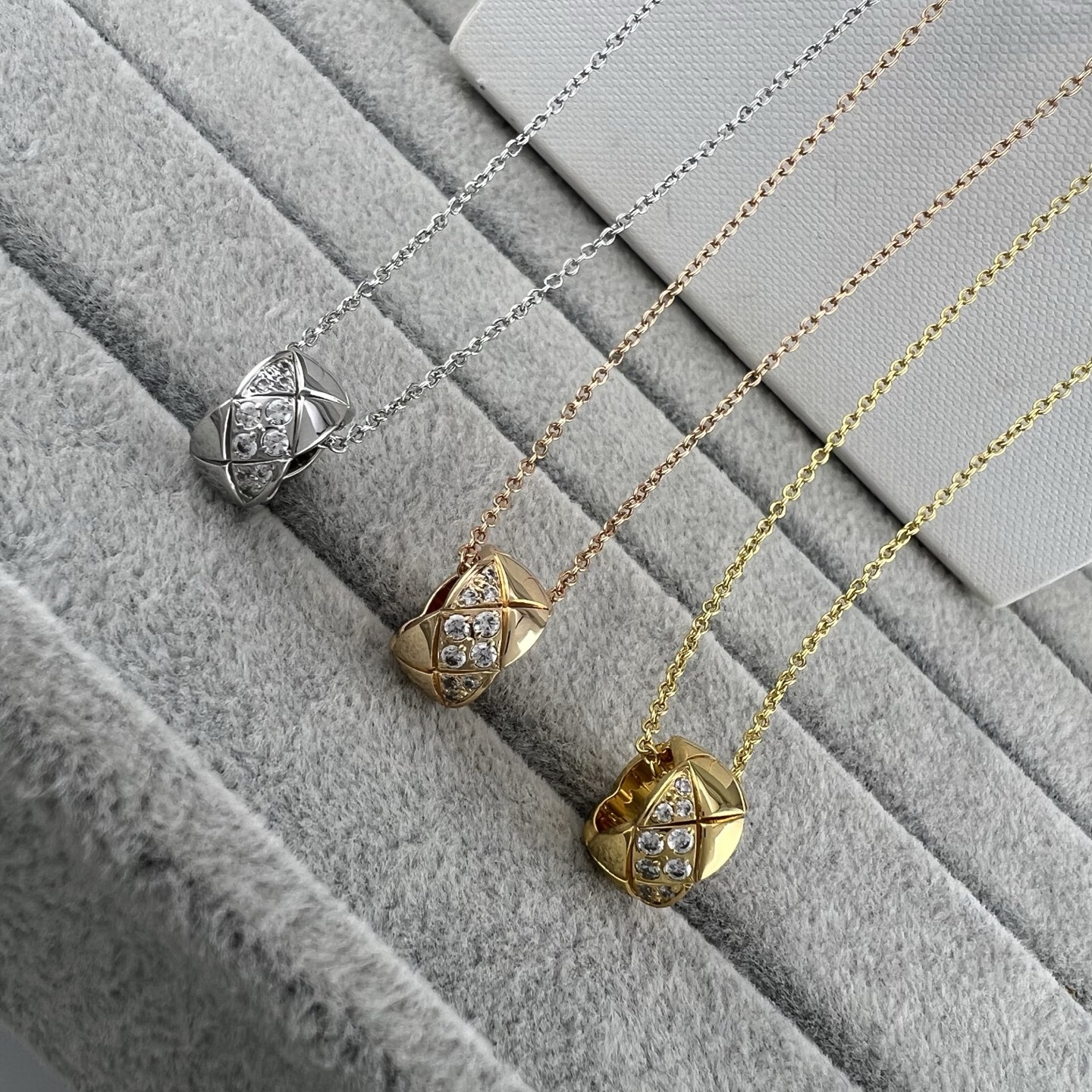 Large diamond-patterned pendant necklace