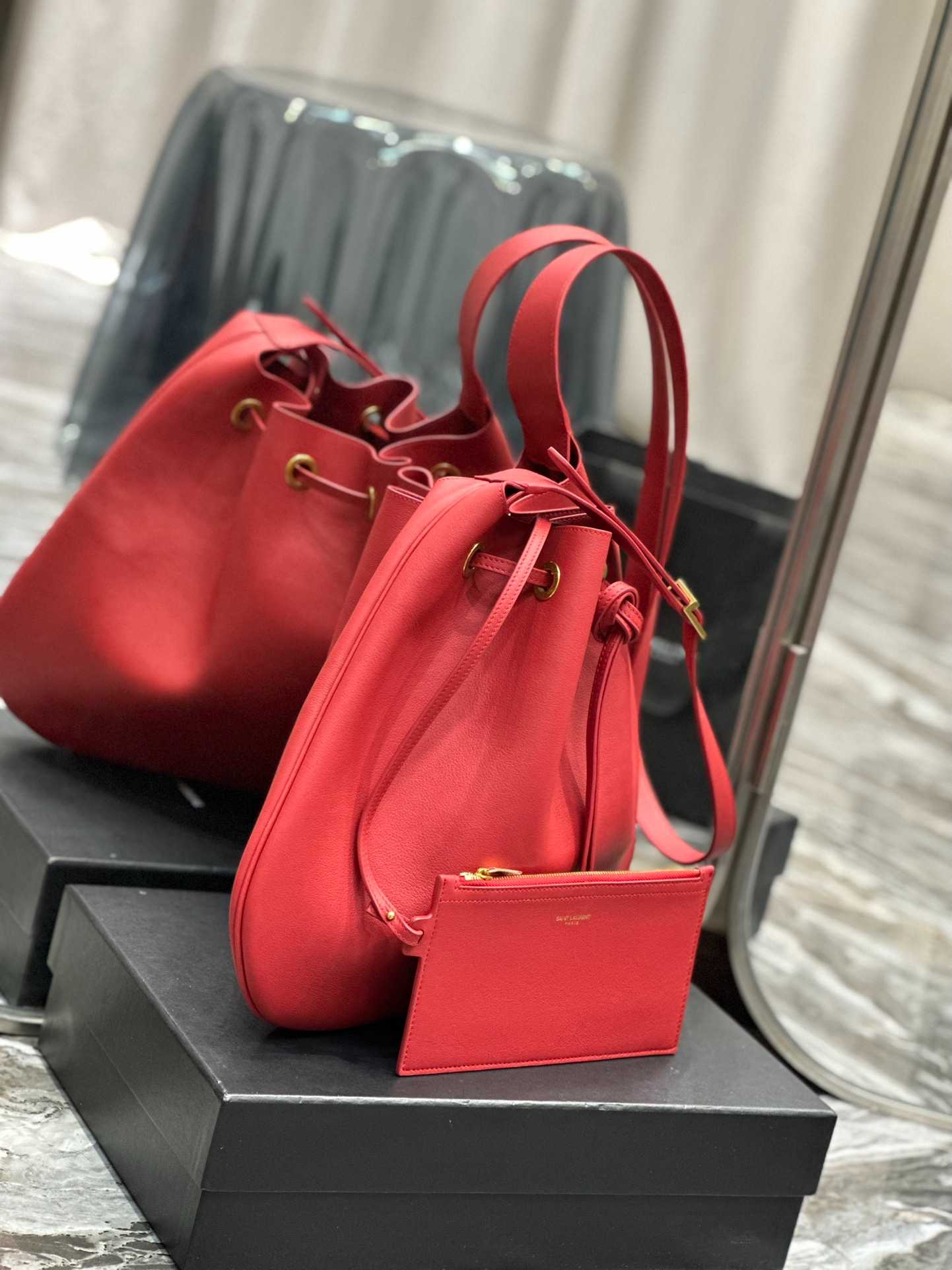 Saint Laurent Paris Vii Large Flat Hobo Bag In Smooth Leather Bag Red 44cm/ 17.3 in