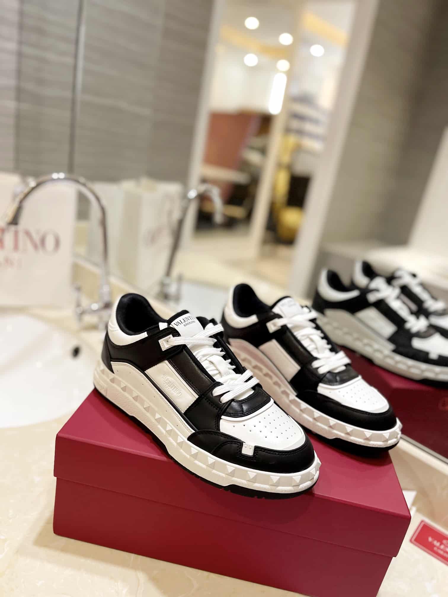 Valentino Garavani Freedots Low Top Sneaker In Calfskin Black 4Y2S0H43Rdg 0Ni