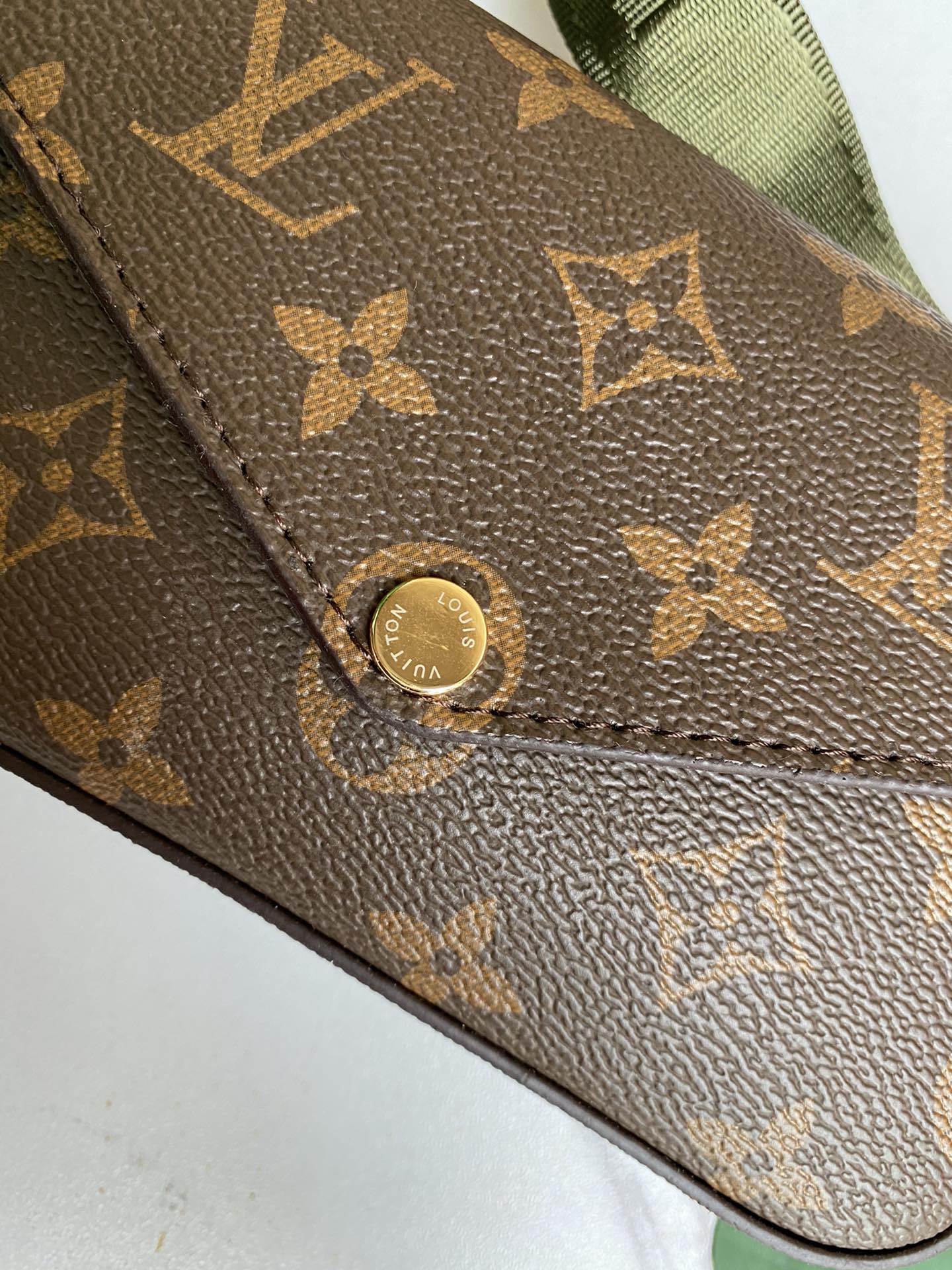 Louis Vuitton F Licie Strap Go 17Cm Green