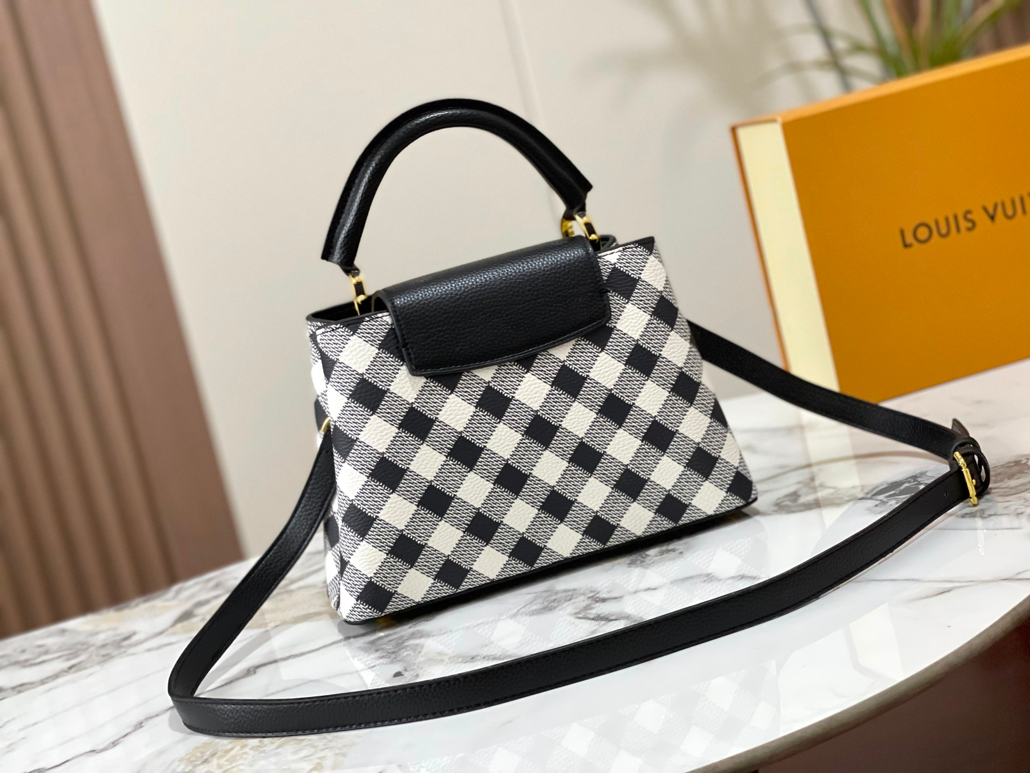 Louis Vuitton Capucines Black 27Cm M20716