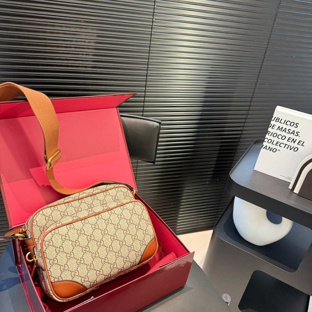 Gucci GG Emblem Medium Crossbody Bag Beige And Brown 23Cm 821160 FAED3 9786