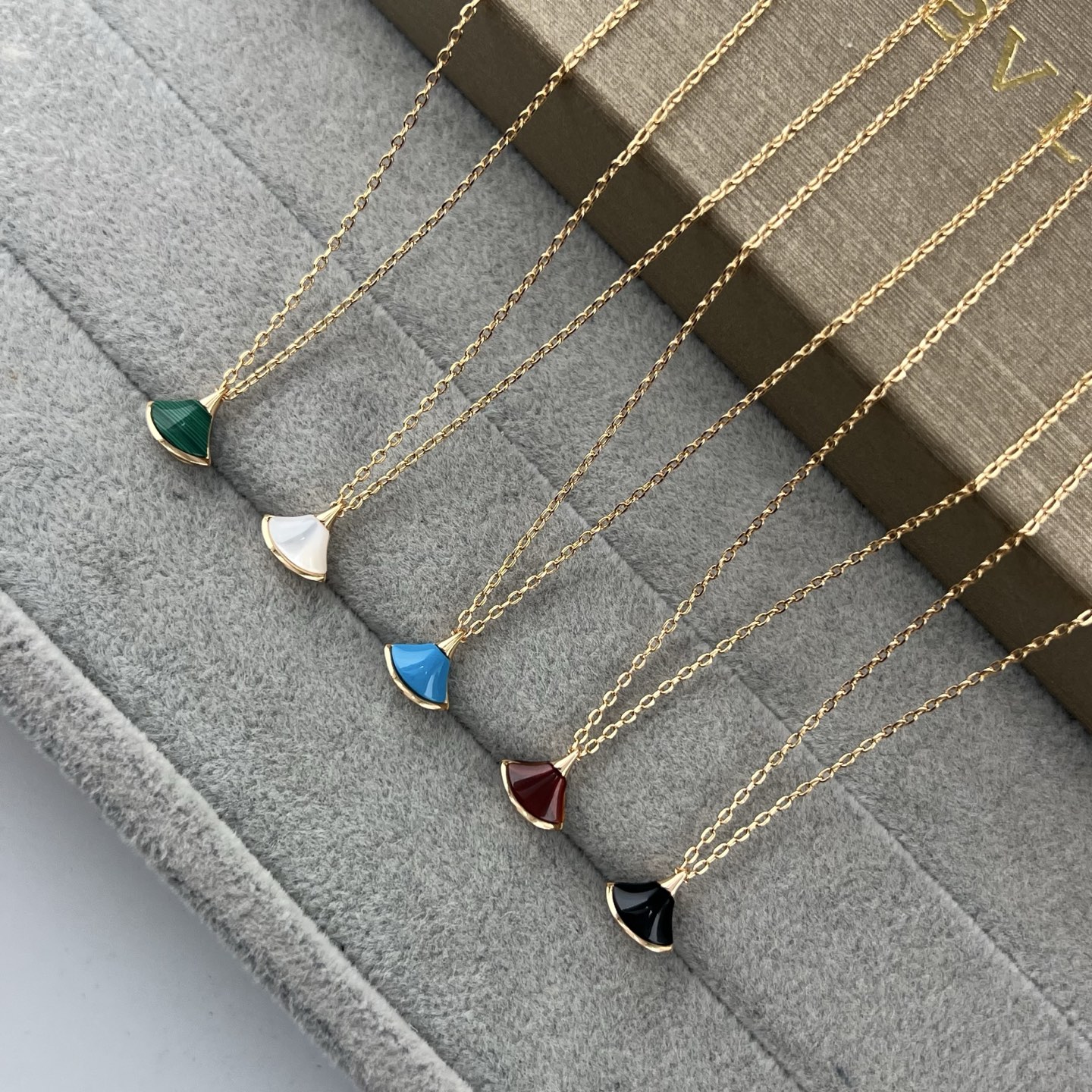 mini scalloped mother-of-pearl skirt pendant necklace