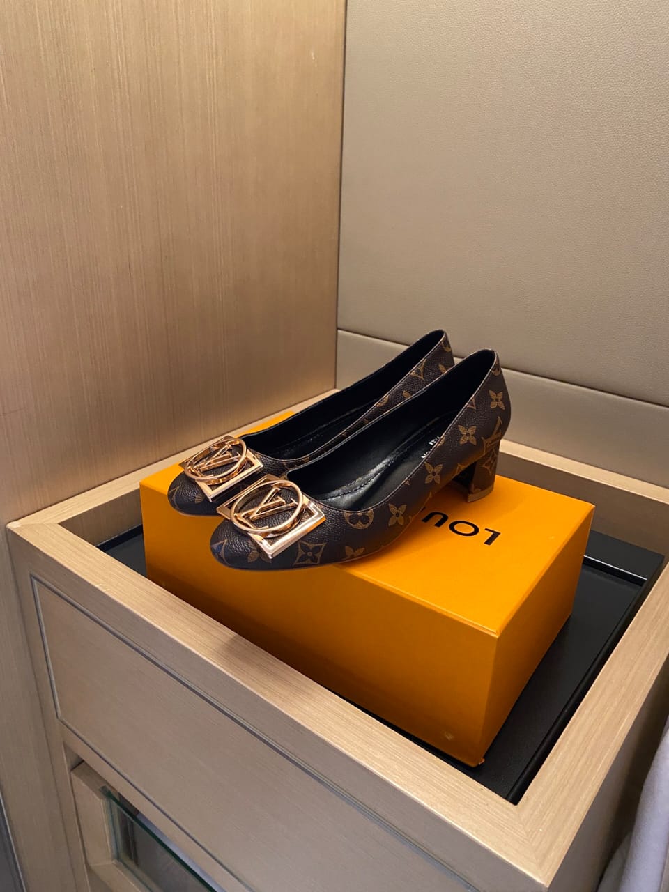 Louis Vuitton Madeleine Pumps Monogram 1A8N8V