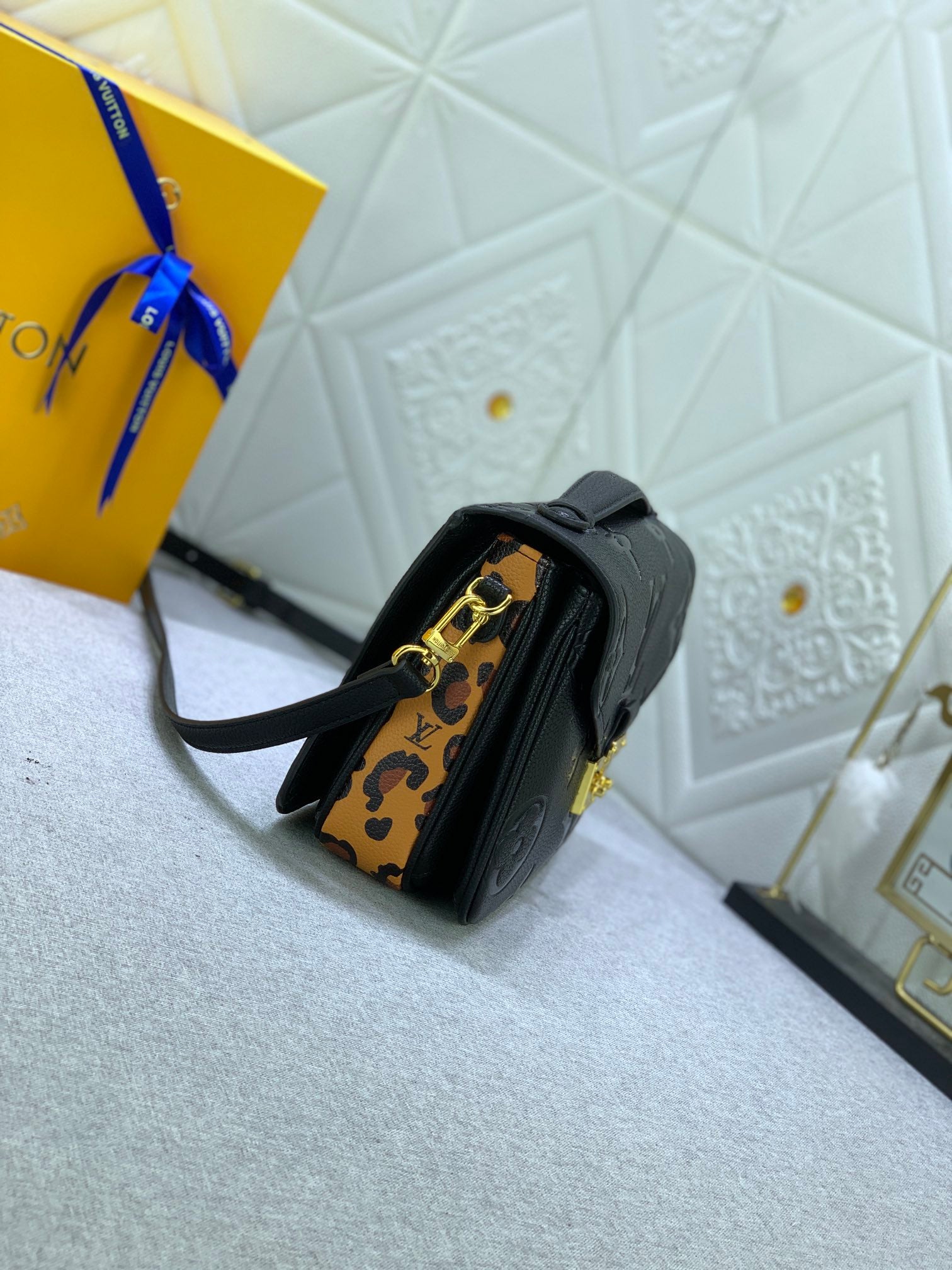 Louis Vuitton Pochette Metis Black 25Cm