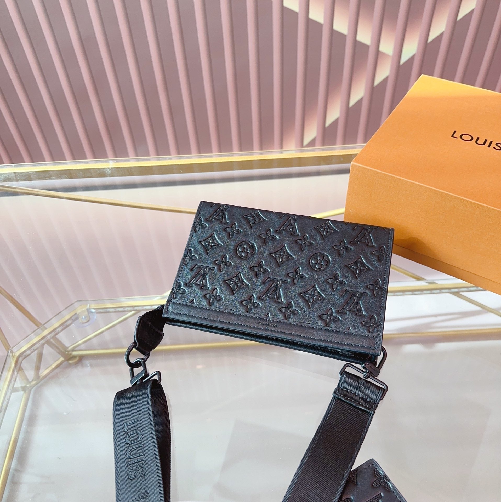 Louis Vuitton Gaston Wearable Black 22Cm M81115