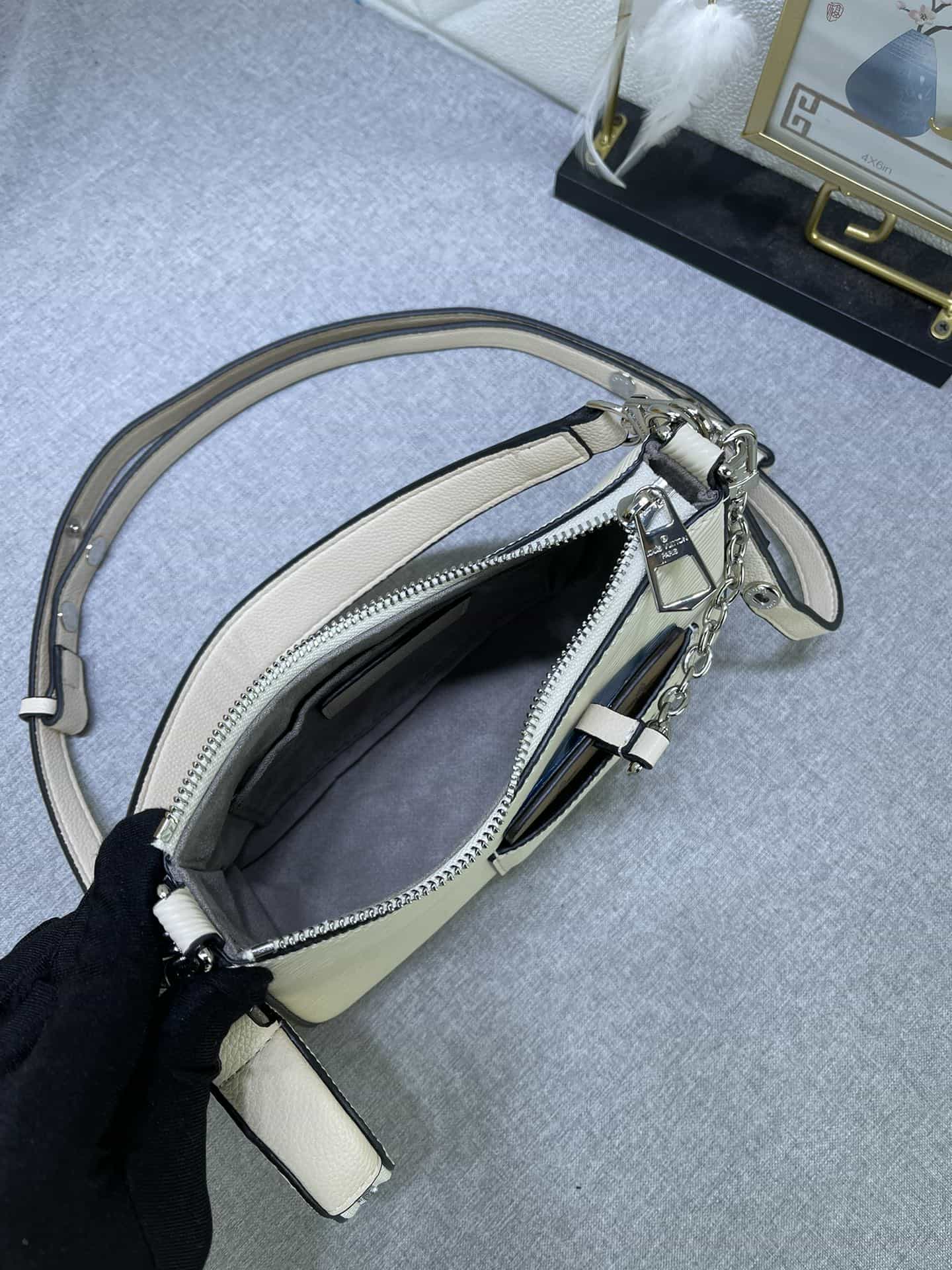 Louis Vuitton Marelle Quartz White 19 Cm
