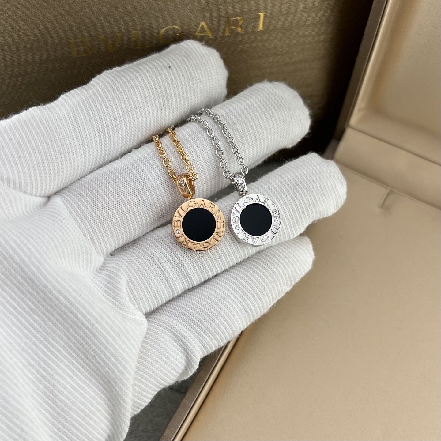 Double-sided agate mother-of-pearl round diamond necklace