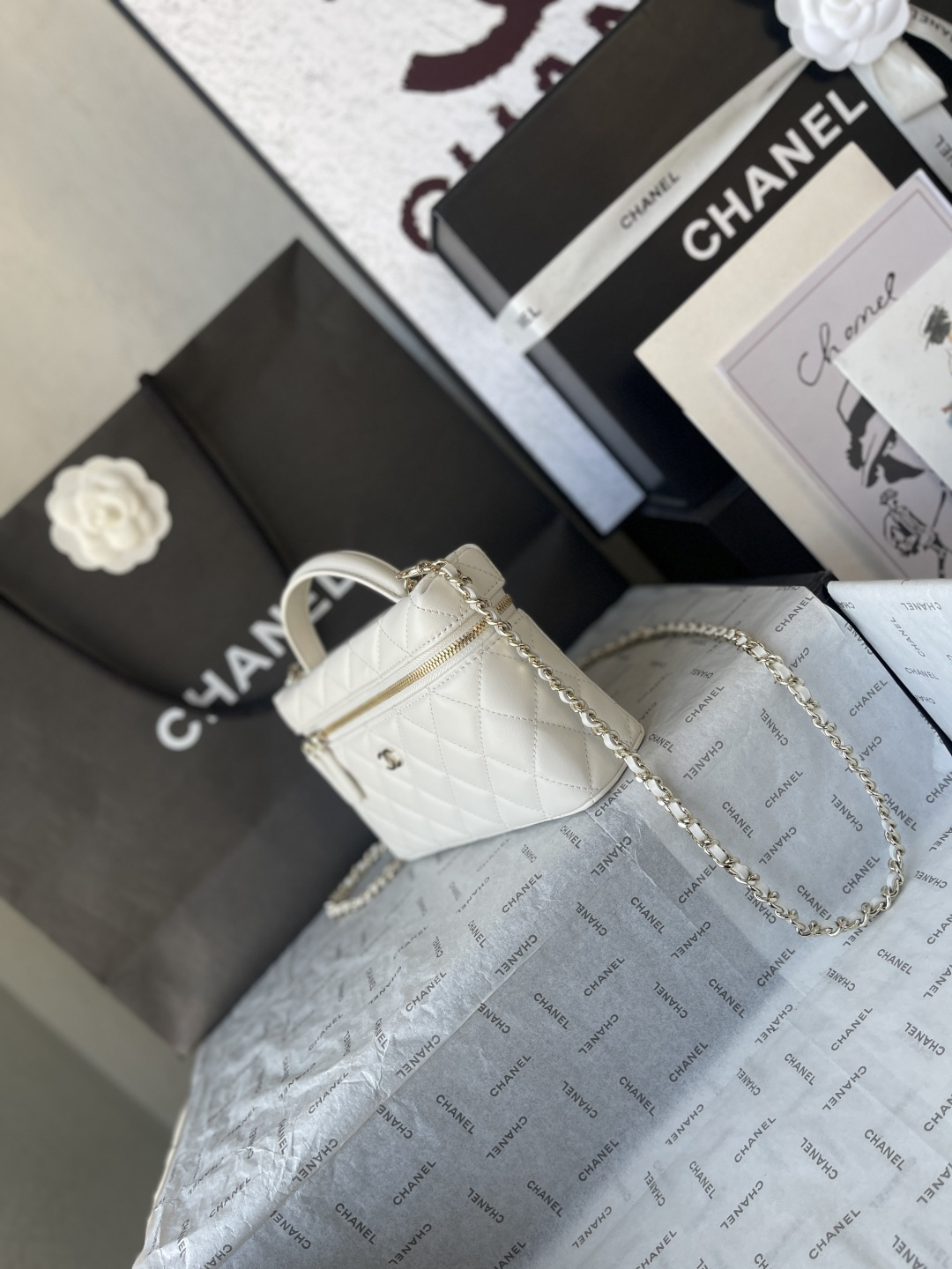 25C Classic Vanity Case with Chain（Milk gray）