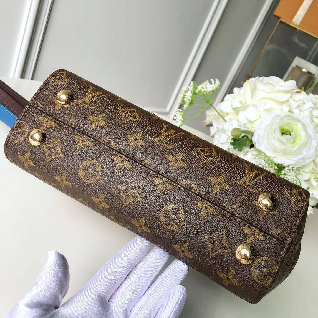 Louis Vuitton Cluny Mm Bleu Glacier Blue 32Cm