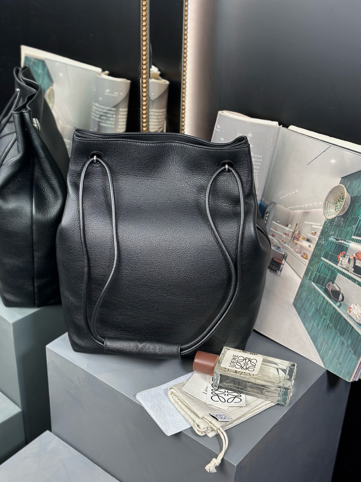 LOEWE Pebble Pouch (Large, Black)