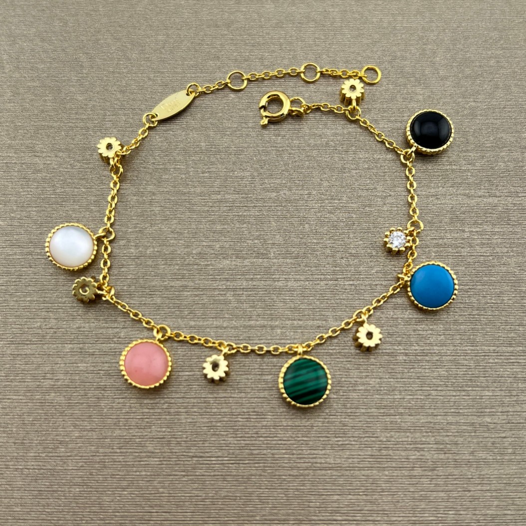 Yellowrose gold double-sided lucky eight-pointed star compass set with diamonds and white mother-of-pearl bracelet