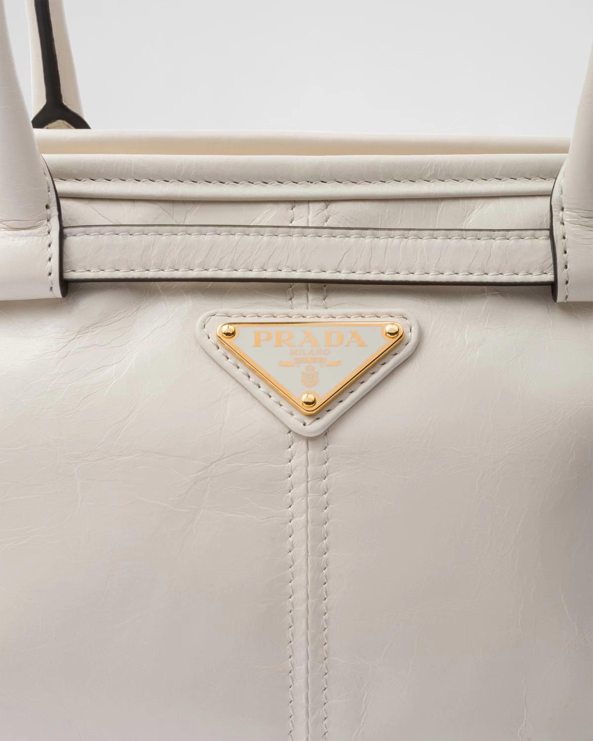 Medium leather handbag