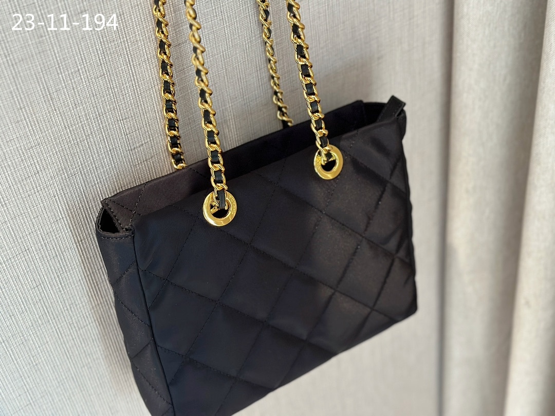 Prada Re Edition 1995 Chaîne Re Nylon Tote Bag Black 26Cm