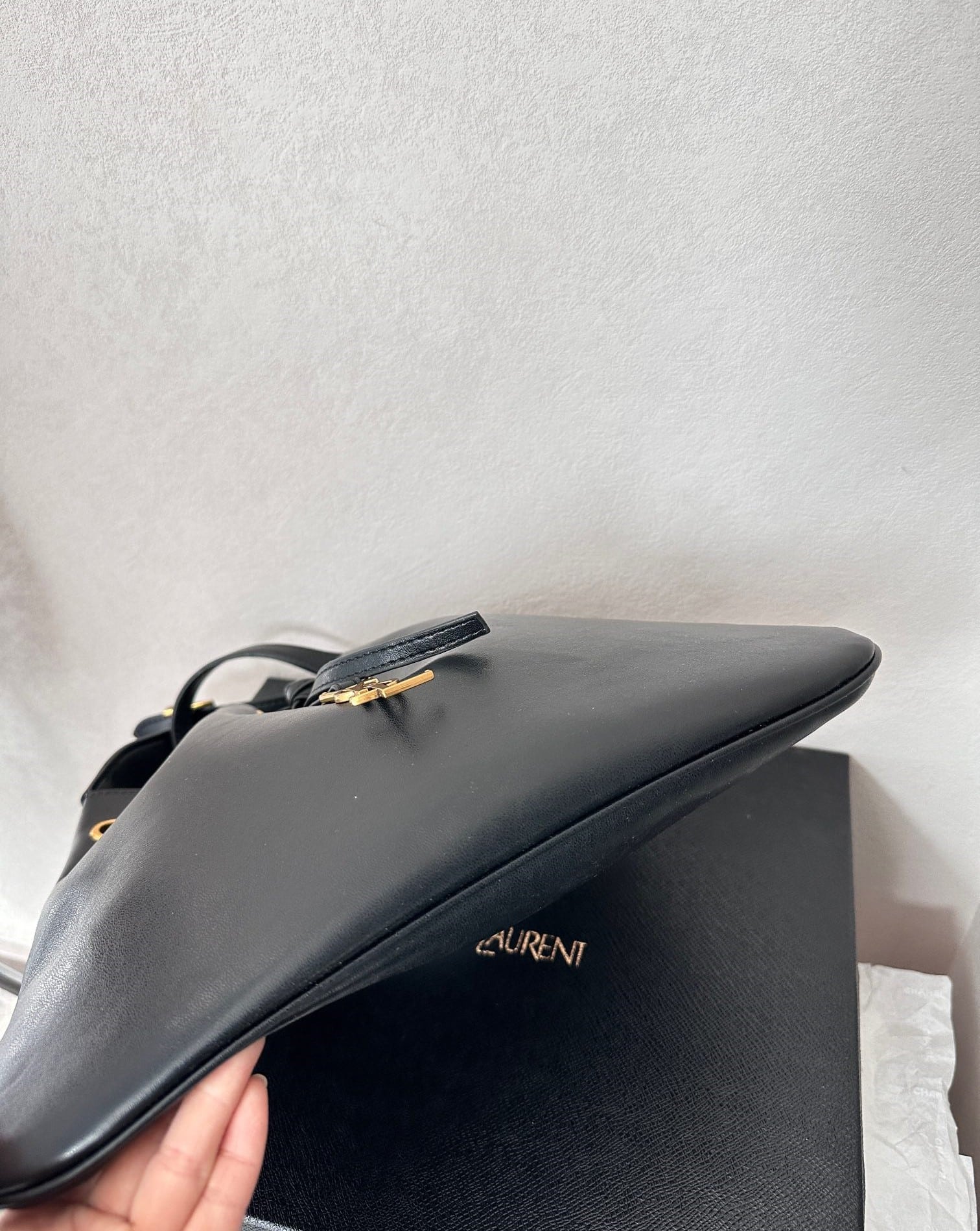 Saint Laurent Paris Vii Medium Flat Hobo Bag In Smooth Leather Black 28Cm