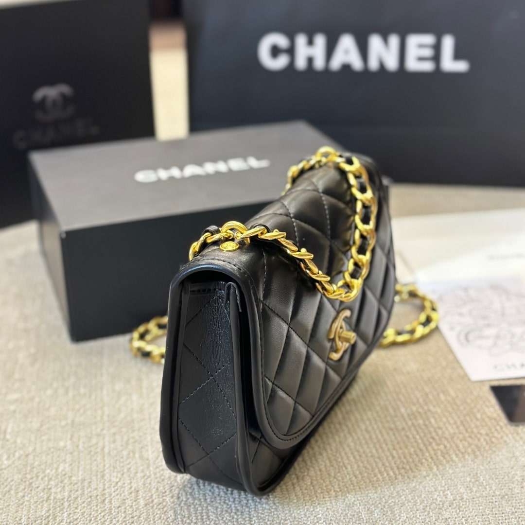 Chanel Crossbody Bag Leather And Gold Tone Metal Black 23Cm As4845 B16235 94305