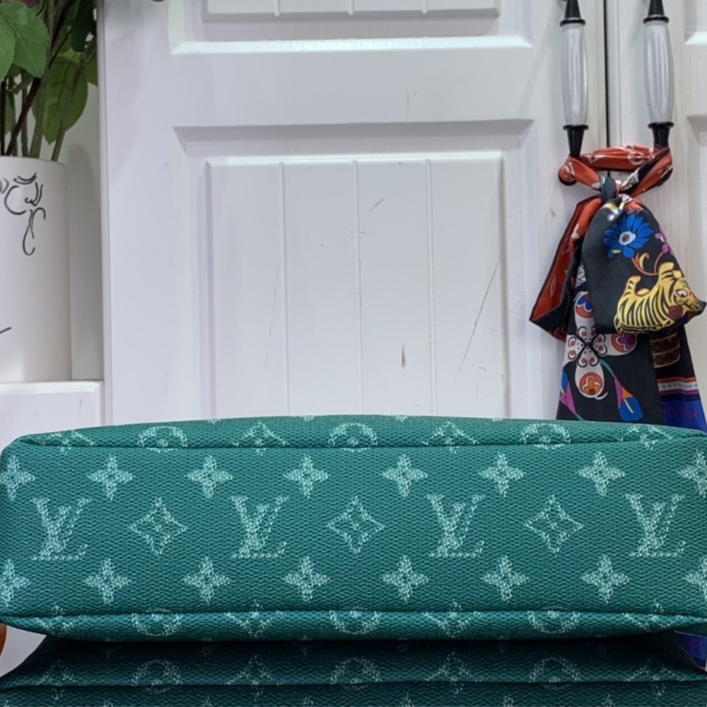 Louis Vuitton Pochette Voyage Souple Green 21Cm M12665