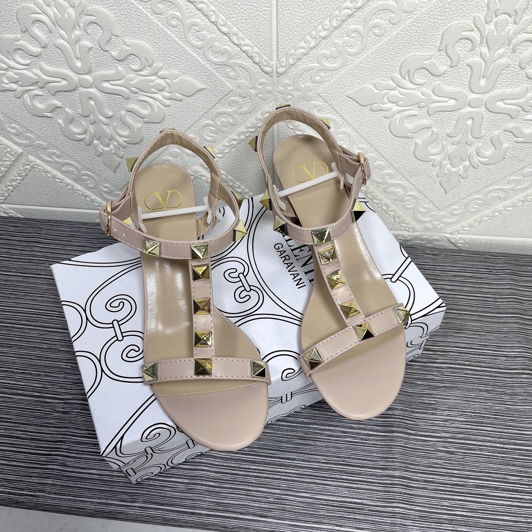 Valentino Garavani Rockstud Calfskin Leather Sandal Beige