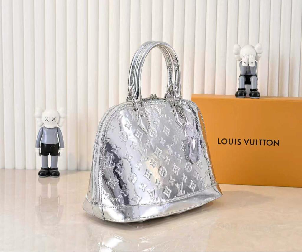 Louis Vuitton Alma Travel 39/15.4in M26410