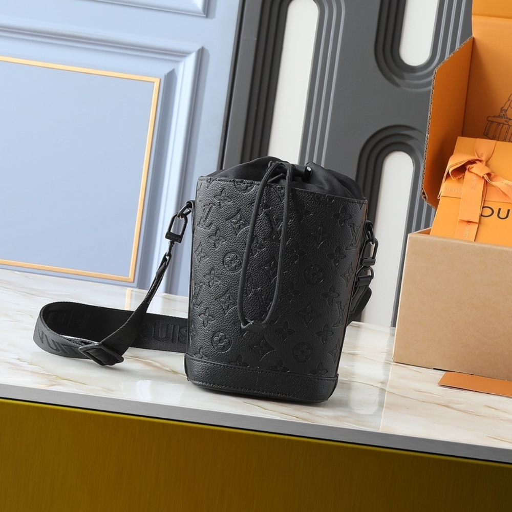 Louis Vuitton Noé Crossbody Bag Black 21cm M82248