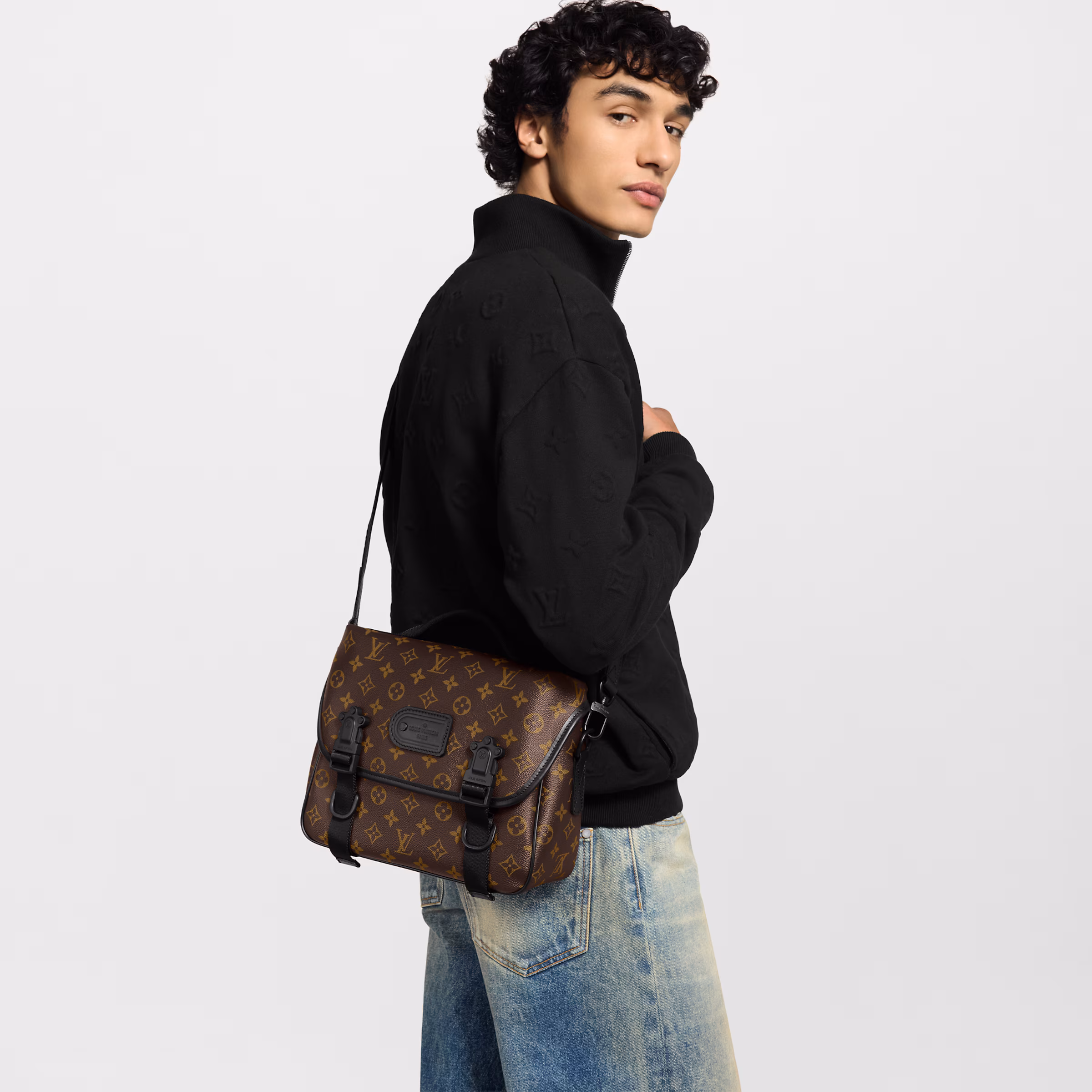 M46972 LV Trail Messenger