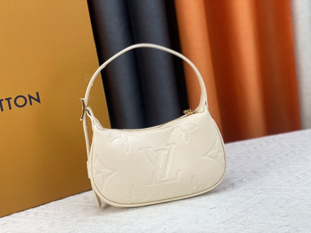 Louis Vuitton Mini Moon White 20Cm M82519