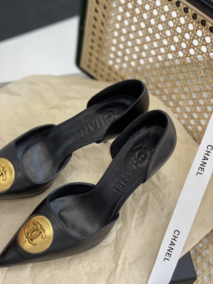 Chanel Cc Logo Heels In Black