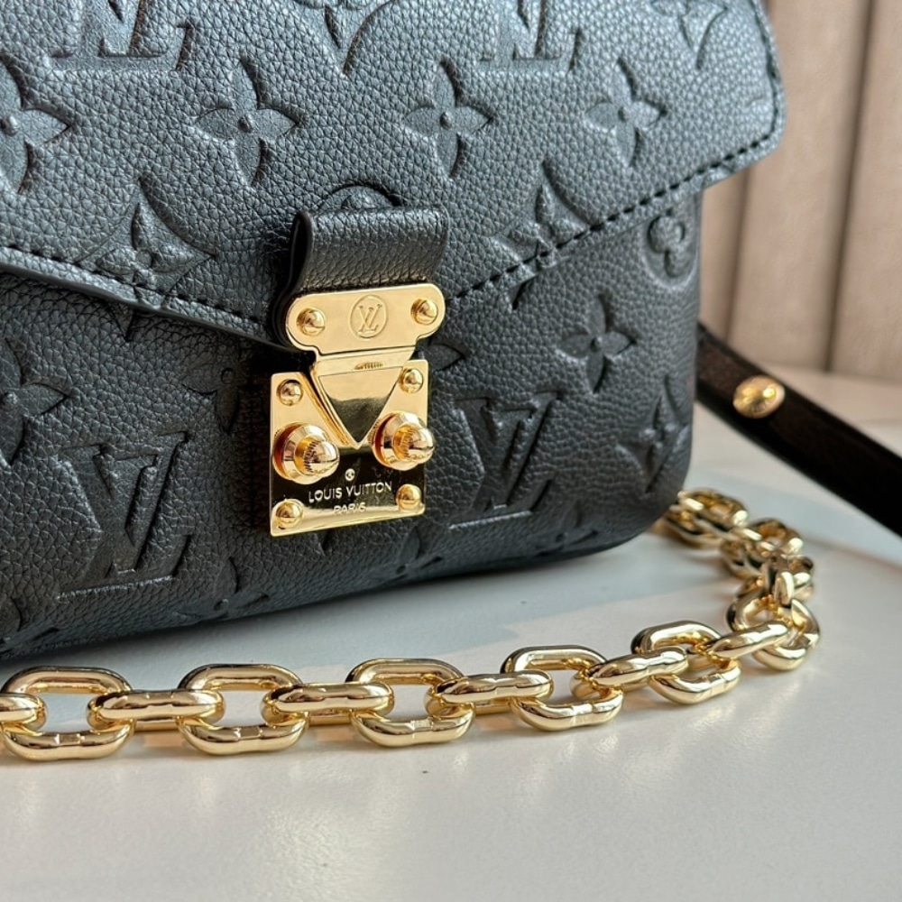 Louis Vuitton Pochette Métis East West Bag Black 21Cm M46595