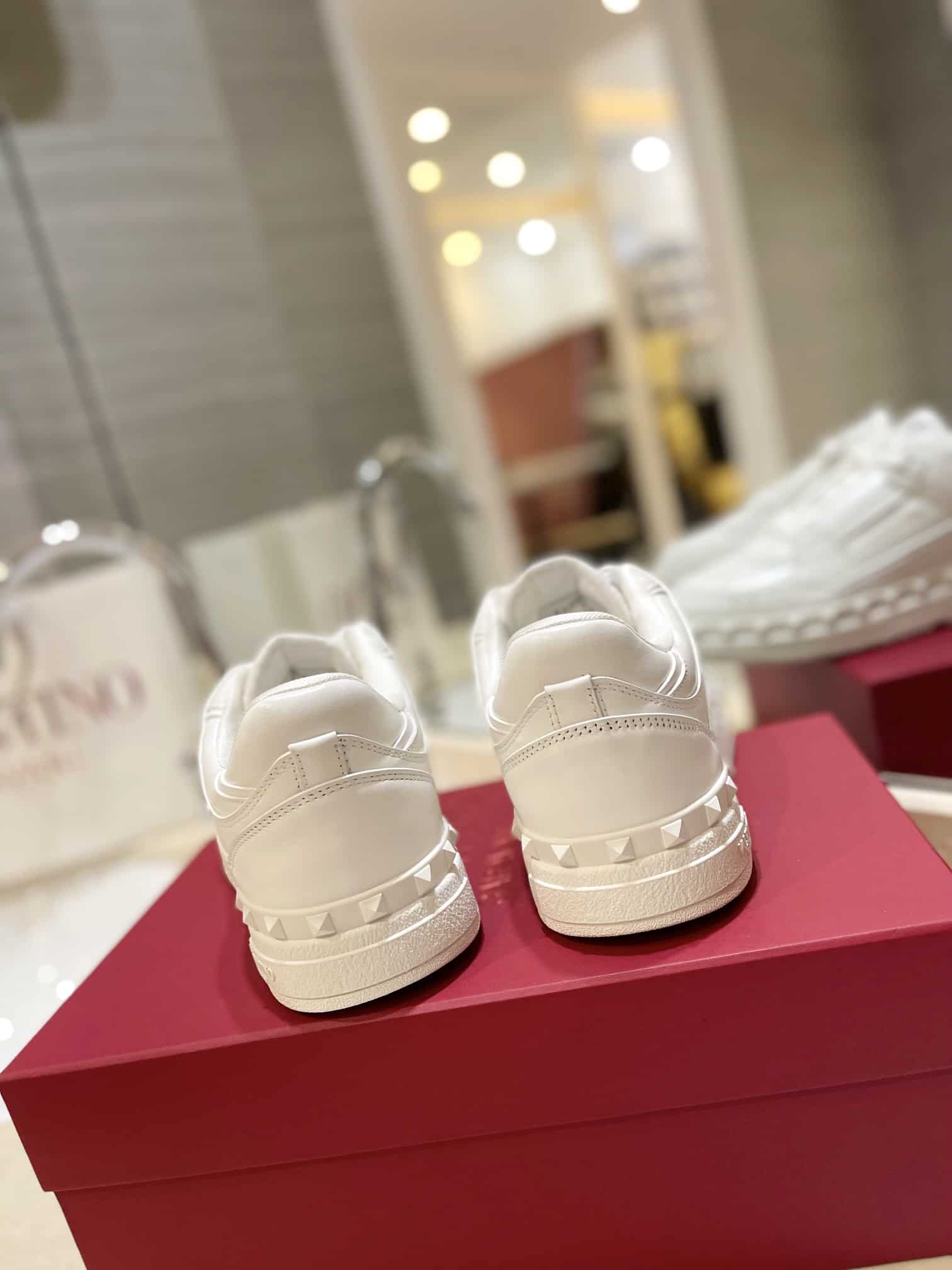 Valentino Garavani Freedots Low Top Sneaker In Calfskin White 4Y2S0H43Rdg 0Bo