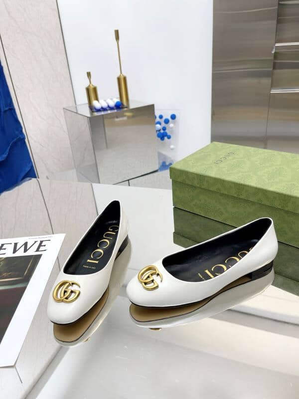 Gucci Women’S Ballet Flat With Gc Logo White