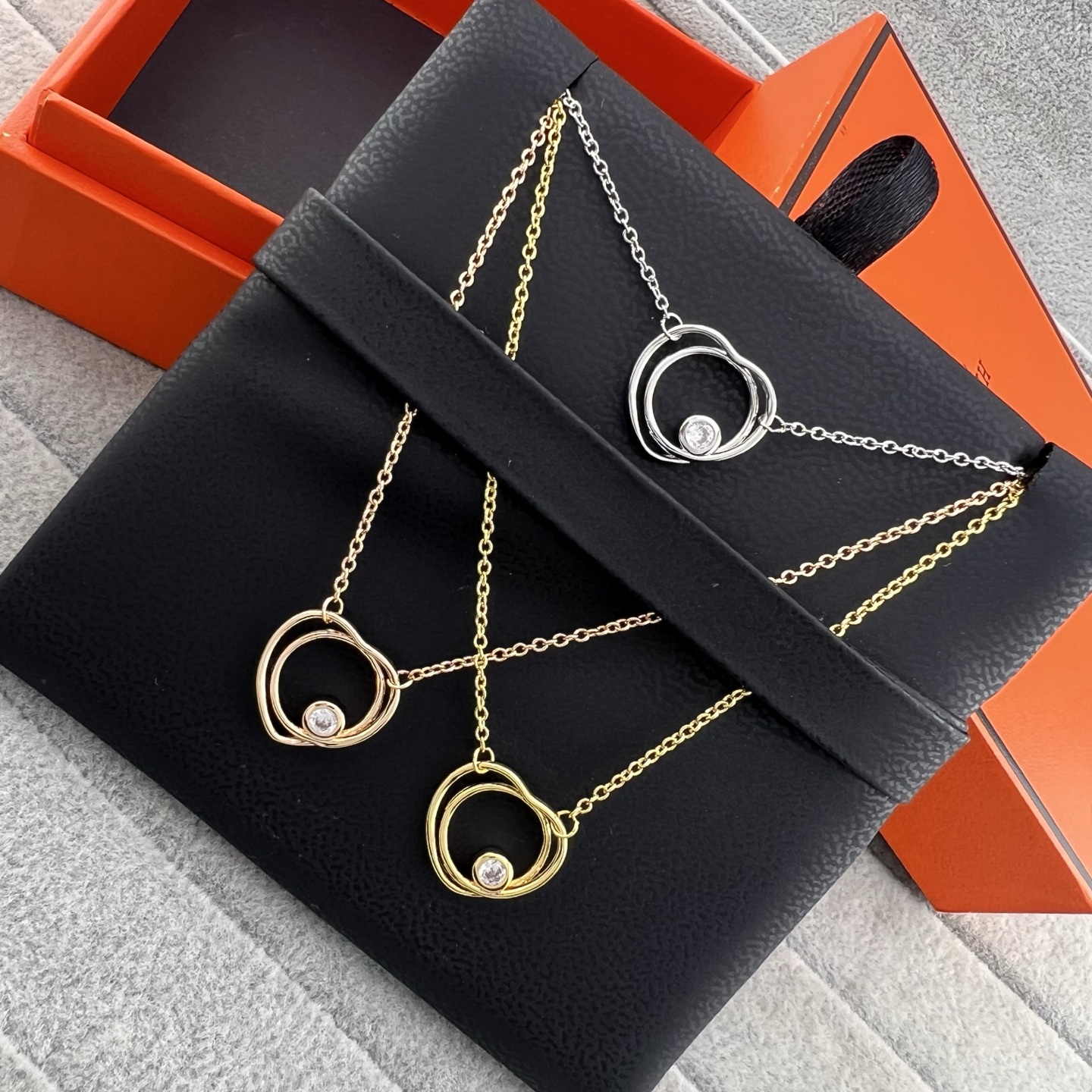 Double-loop single diamond heart-shaped clasp necklace