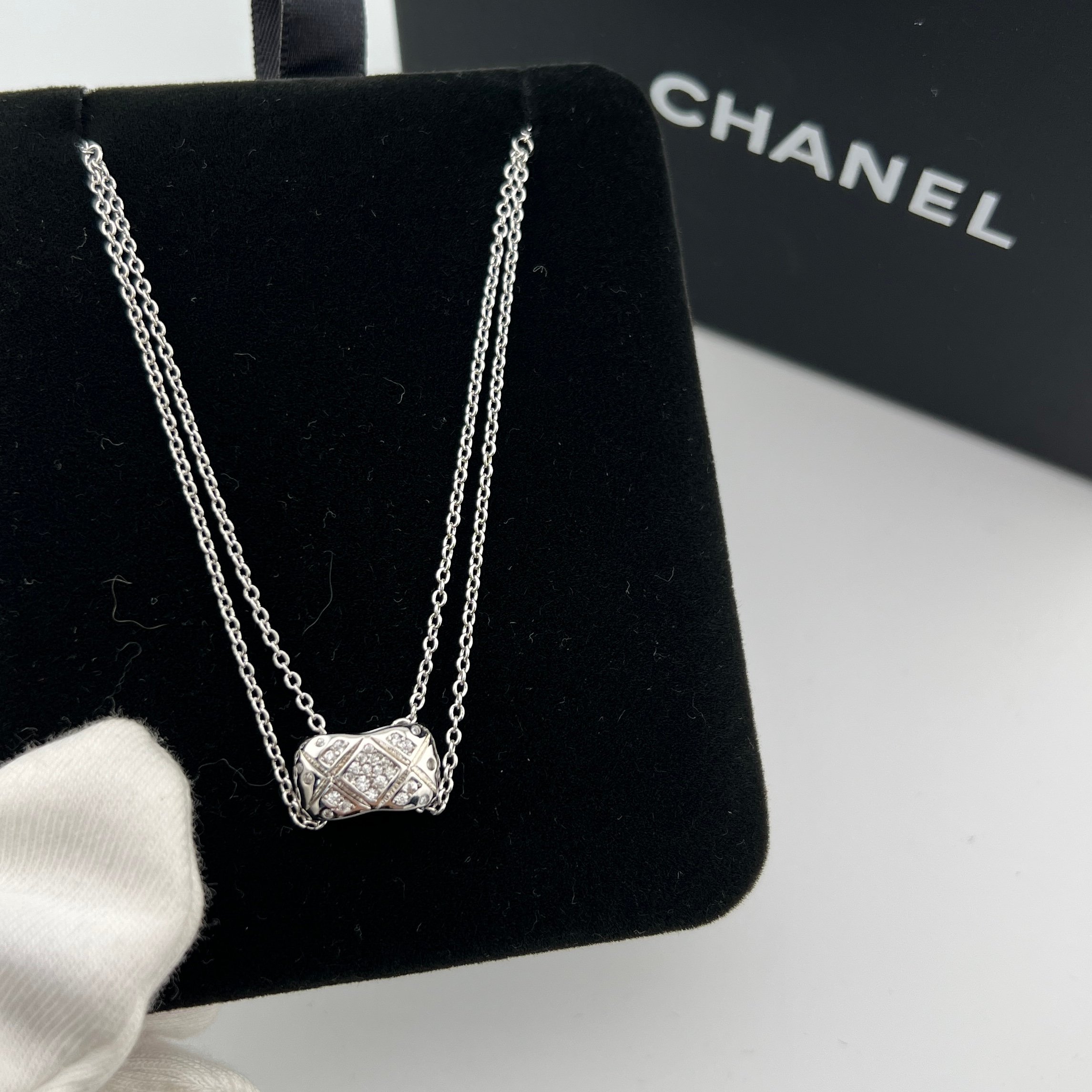 Diamond-set quilted pendant double-layer necklace