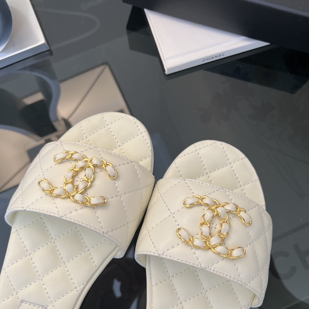 Chanel 23P Chain CC Slide Mules Quilted Leather White