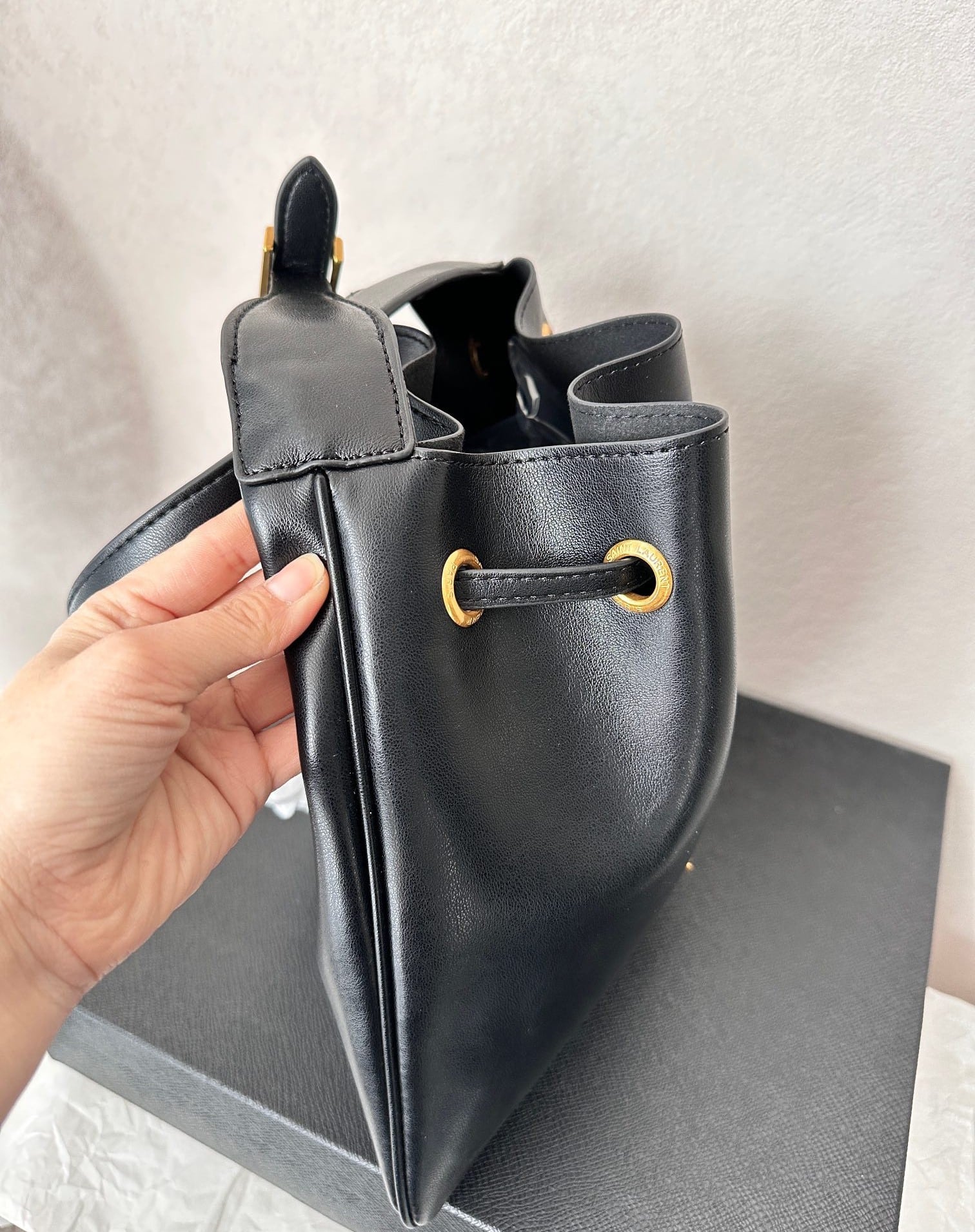 Saint Laurent Paris Vii Medium Flat Hobo Bag In Smooth Leather Black 28Cm