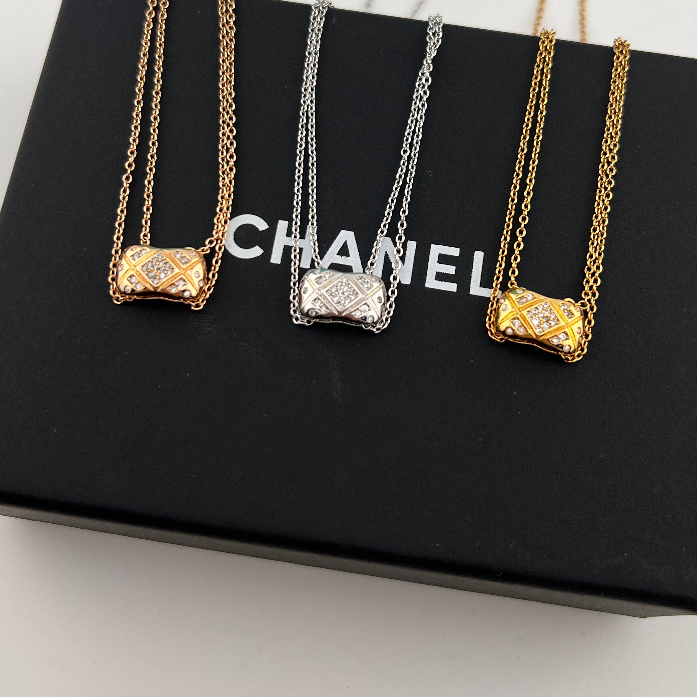 Diamond-set quilted pendant double-layer necklace