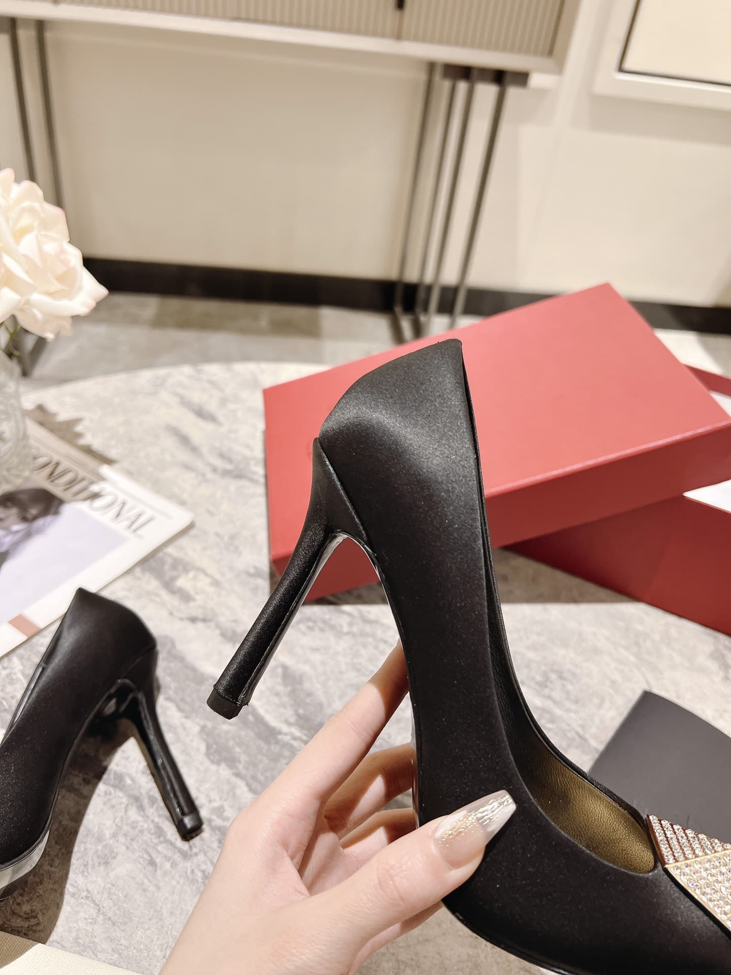 Valentino Garavani One Stud Pump With Crystals Black 1W2S0Fh8Xic Edm