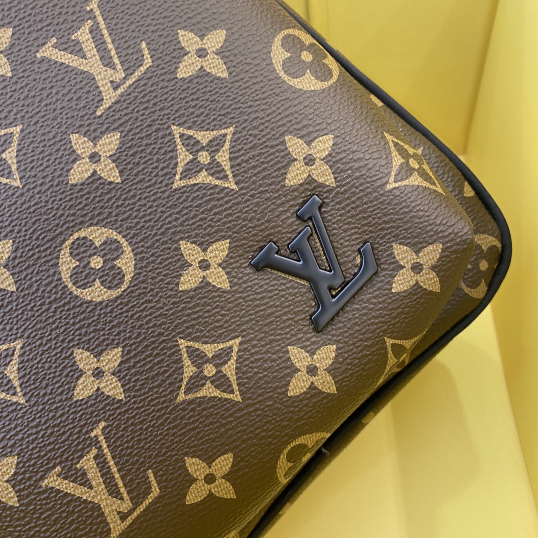 Louis Vuitton Avenue Nm Crossbody Bag Monogram 31Cm M46327