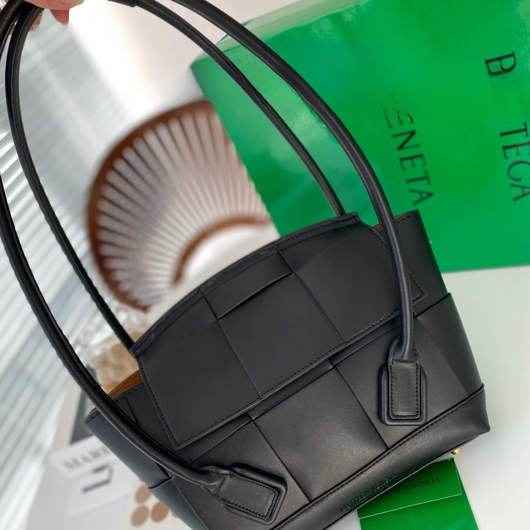 Bottega Veneta Arco Handbag Leather In Black 20Cm