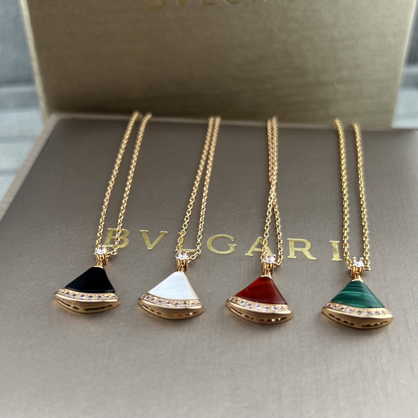 Diamond fan pendant necklace