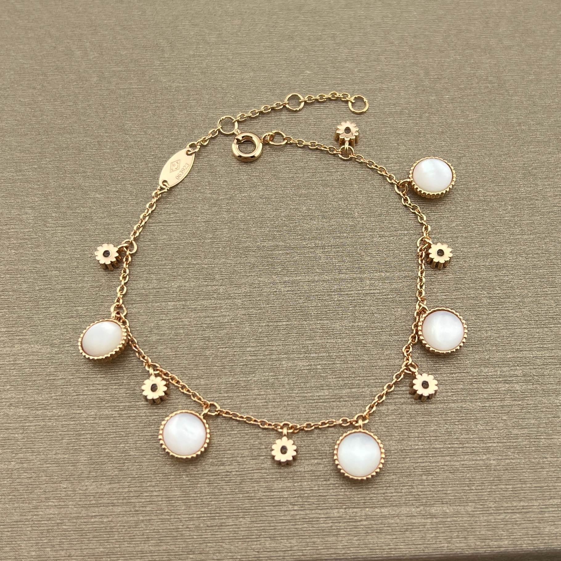 Yellow/rose gold double-sided lucky eight-pointed star compass set with diamonds and white mother-of-pearl bracelet