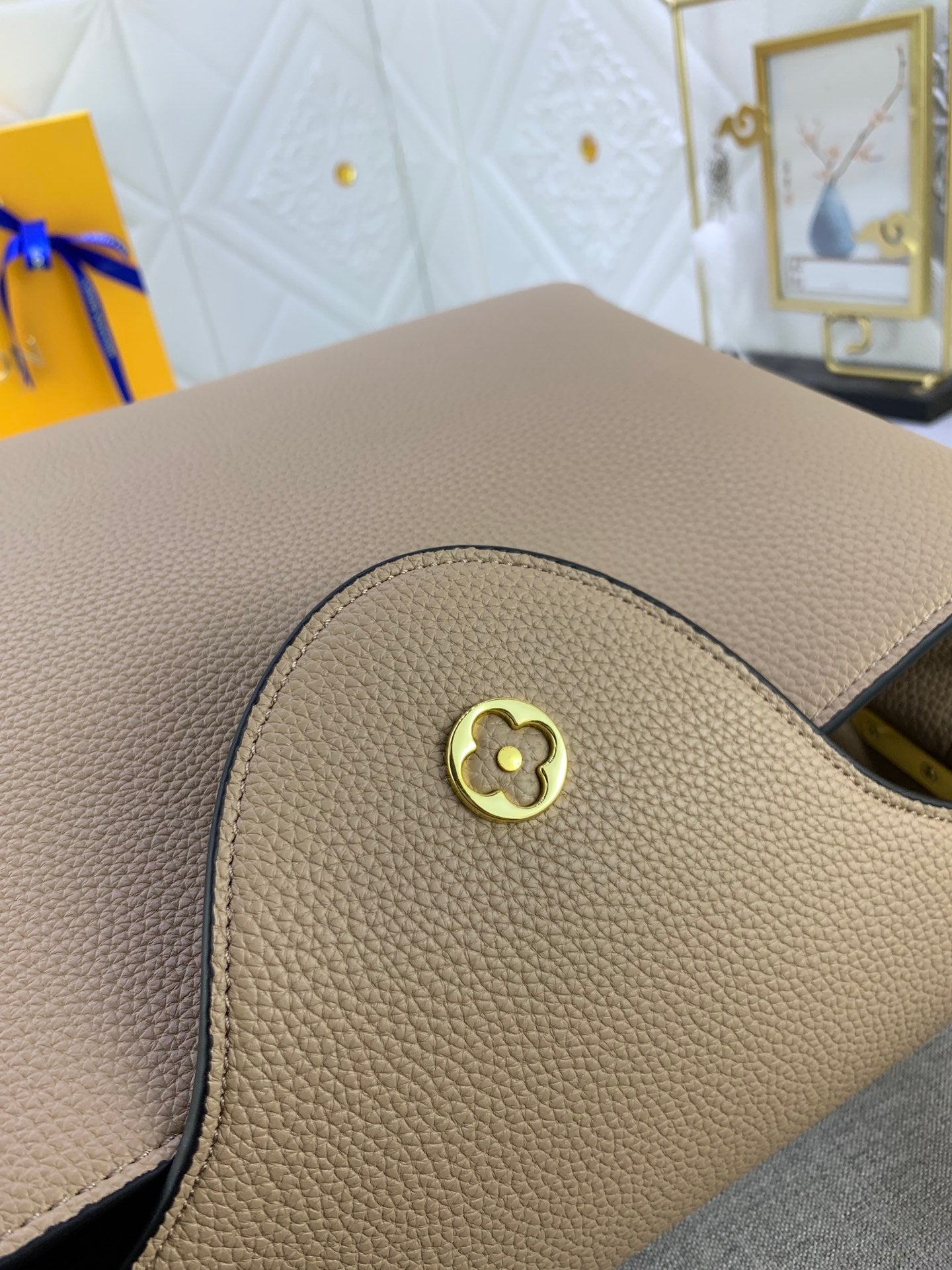 Louis Vuitton Capucines Mm Grey