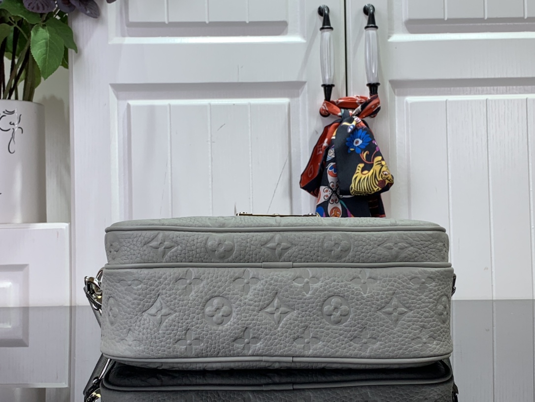 Louis Vuitton S Lock Messenger White 28Cm M23152