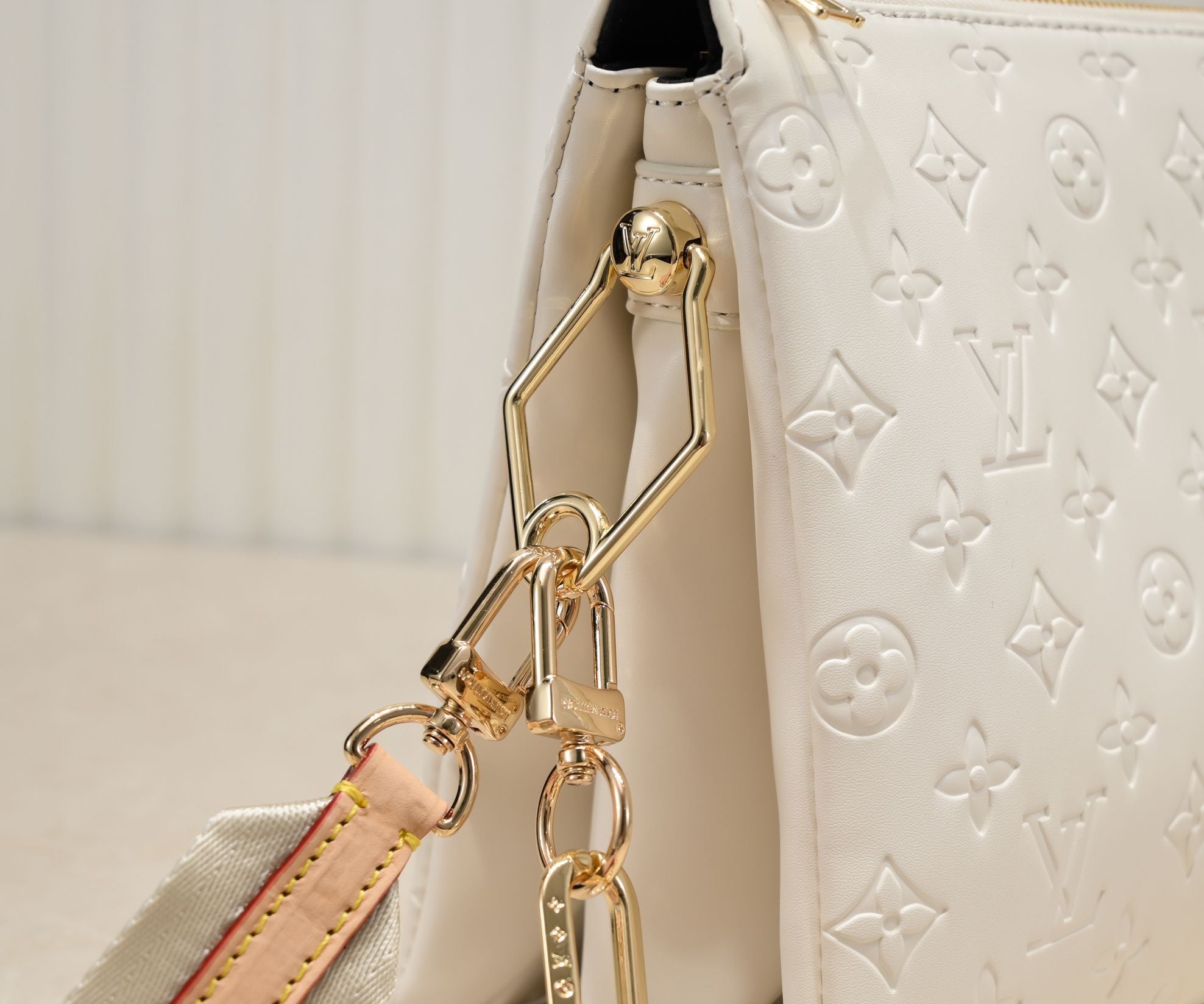 Louis Vuitton Coussin PM Monogram Empreinte Leather Craie 26cm/10.2in M23758