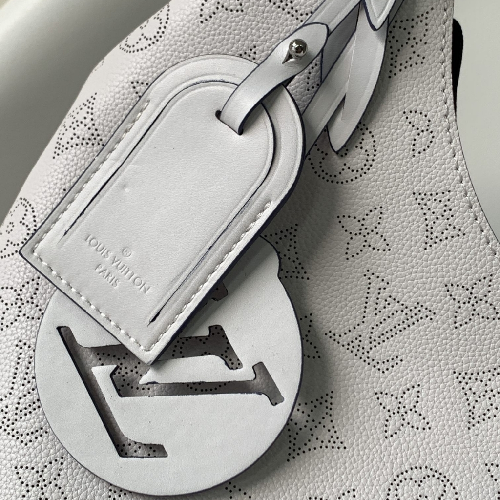Louis Vuitton Carmel Hobo Mahina Leather White 40Cm M57572