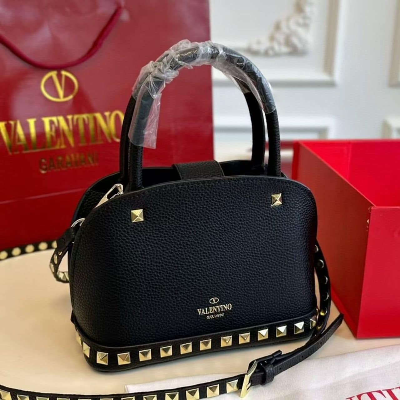 Valentino Garavani Rockstud Handbag In Grainy Black 21Cm