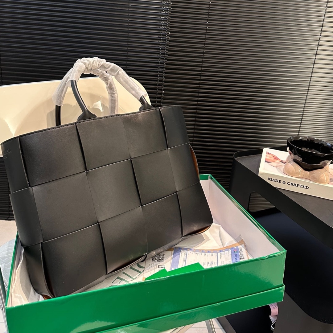 Bottega Veneta Arco Tote Black 37Cm