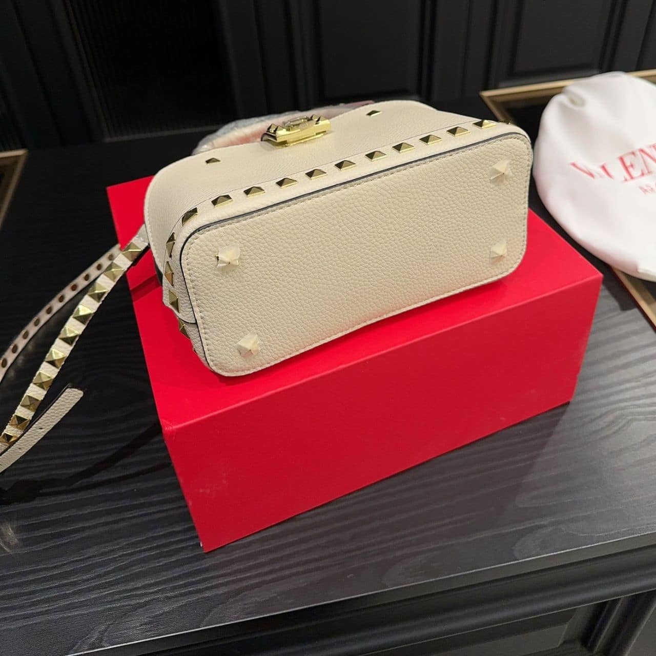 Valentino Garavani Rockstud Handbag In Grainy White 21Cm