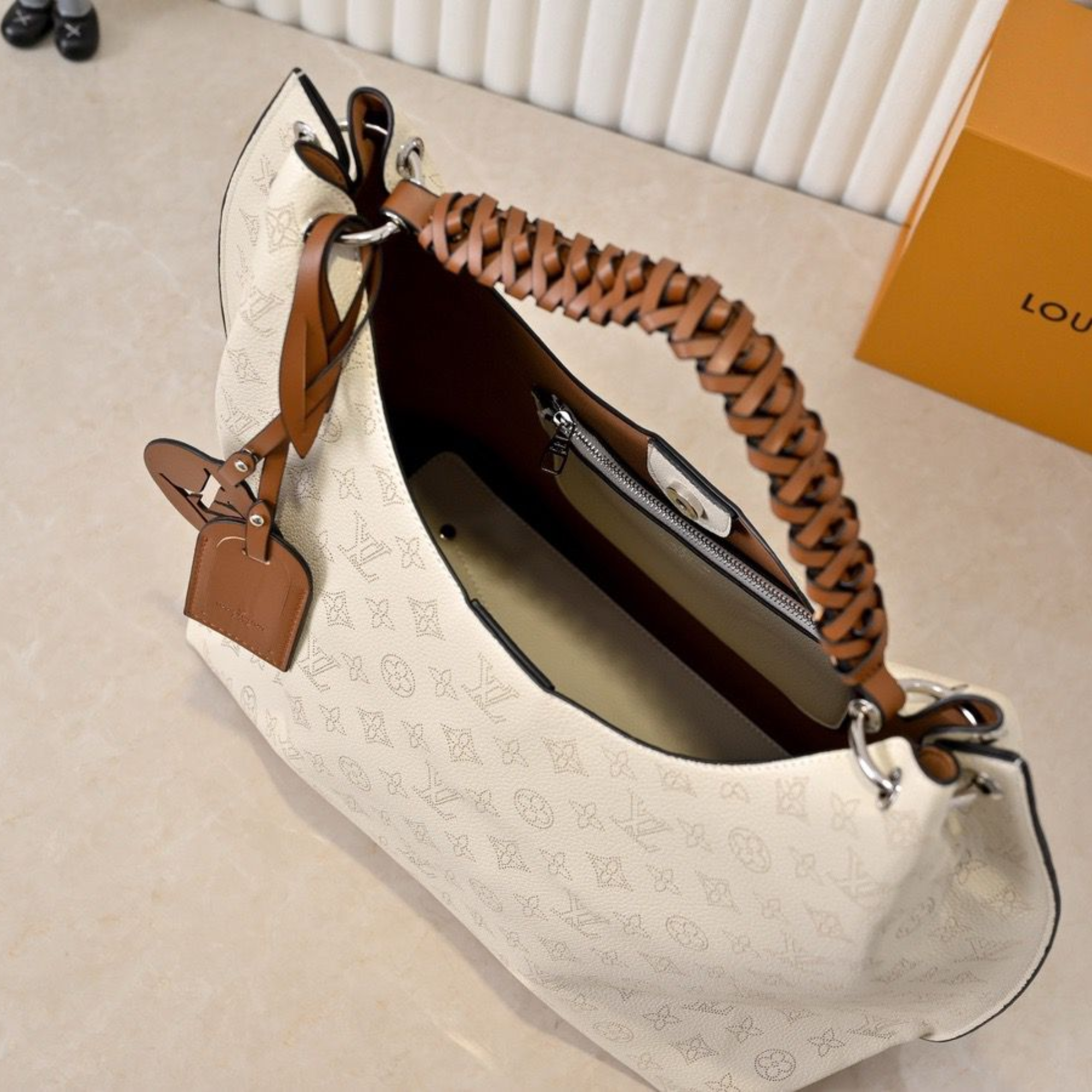 Louis Vuitton Carmel Hobo Bag 40cm/15.75in