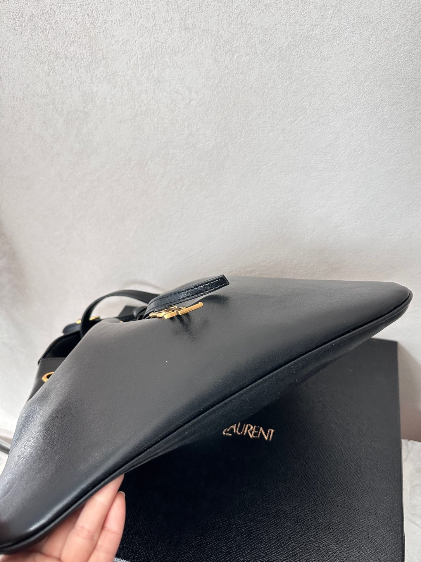 Saint Laurent Paris Vii Flat Hobo Bag In Smooth Leather Bag Black 23Cm